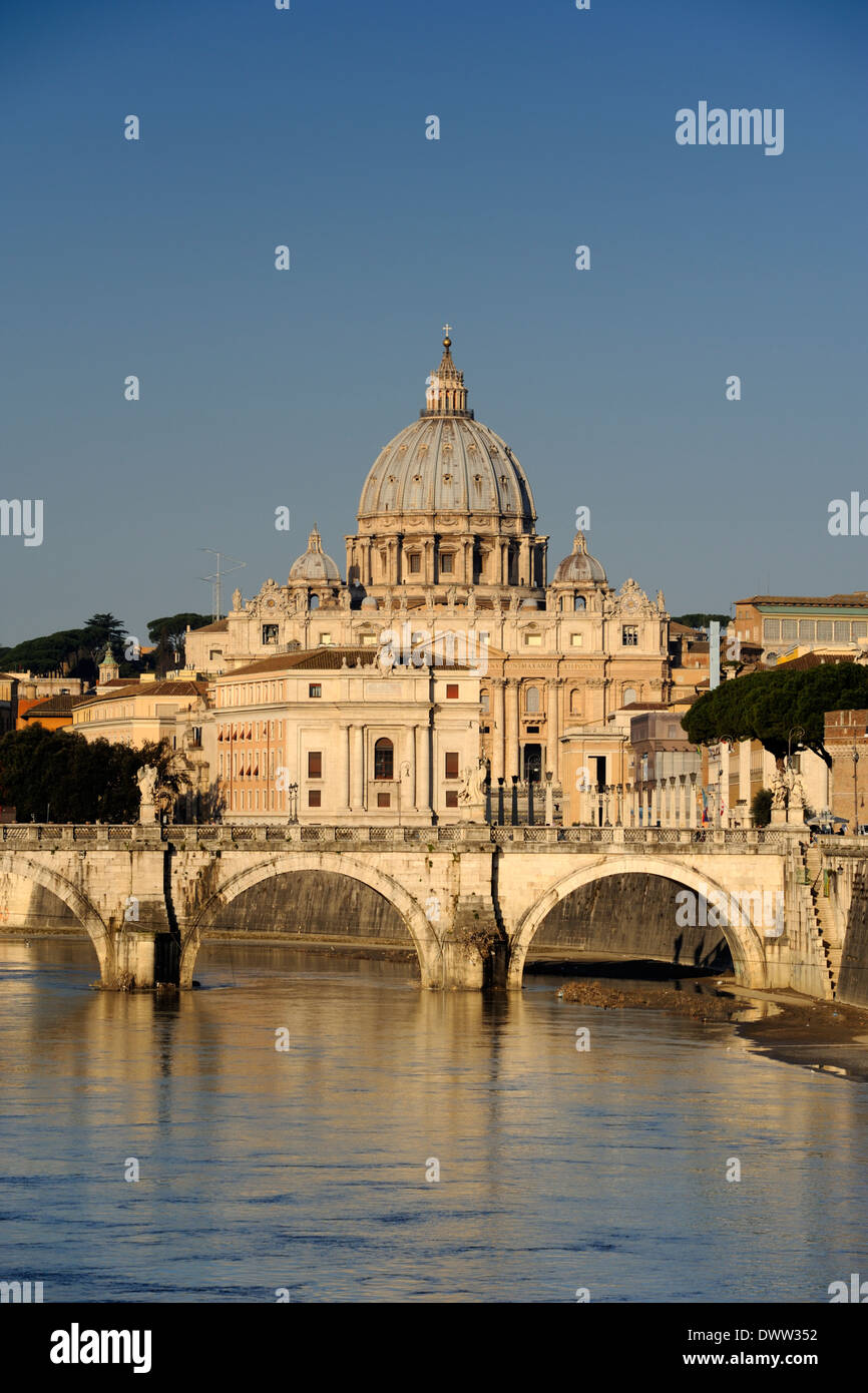 Italia, Roma, Tevere, Ponte Sant'Angelo e basilica di San Pietro Foto Stock