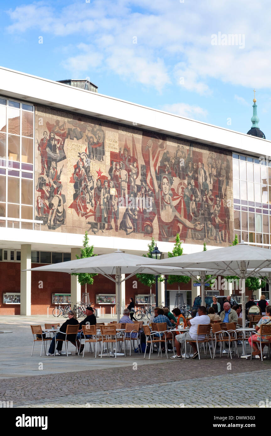 In Germania, in Sassonia, Dresda, Mosaico socialista presso il Palazzo della Cultura Kulturpalast Foto Stock