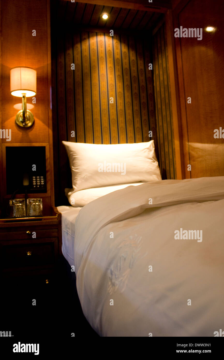 I dettagli dell'interno con la suite deluxe di notte tempo. Foto Stock