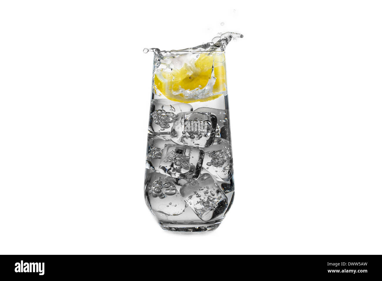 Il limone di cadere in acqua ghiacciata Foto Stock