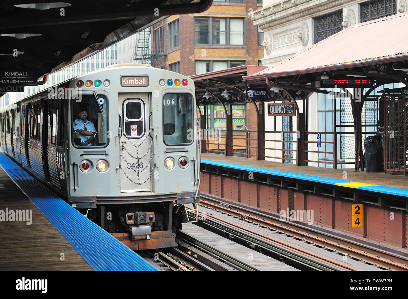 Stati Uniti Illinois Chicago CTA linea marrone Rapid Transit Train tira in Quincy Street Station. Foto Stock