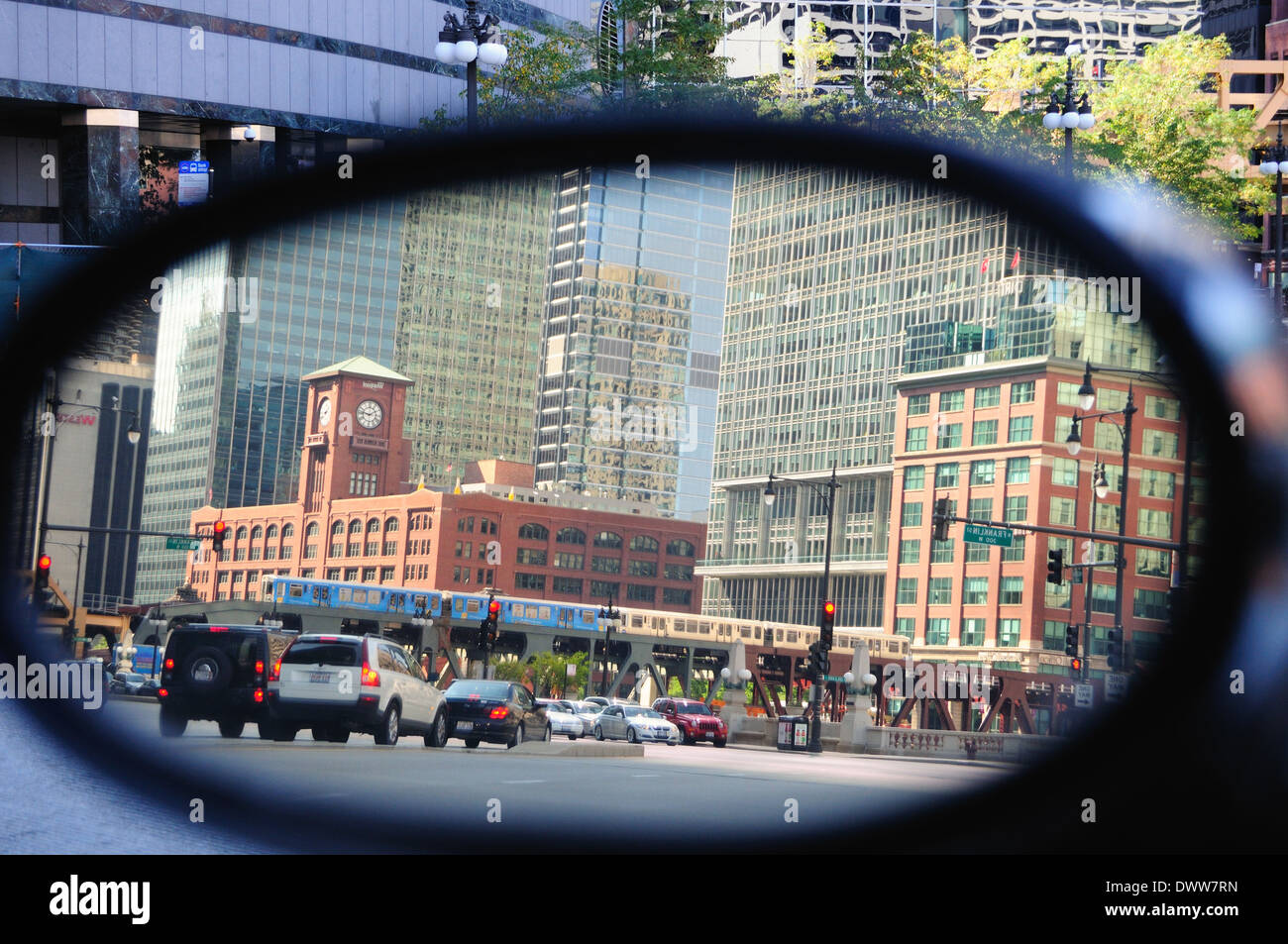 Stati Uniti Illinois Chicago specchio retrovisore immagine invertita nel centro di Chicago, Illinois, Stati Uniti d'America. Foto Stock