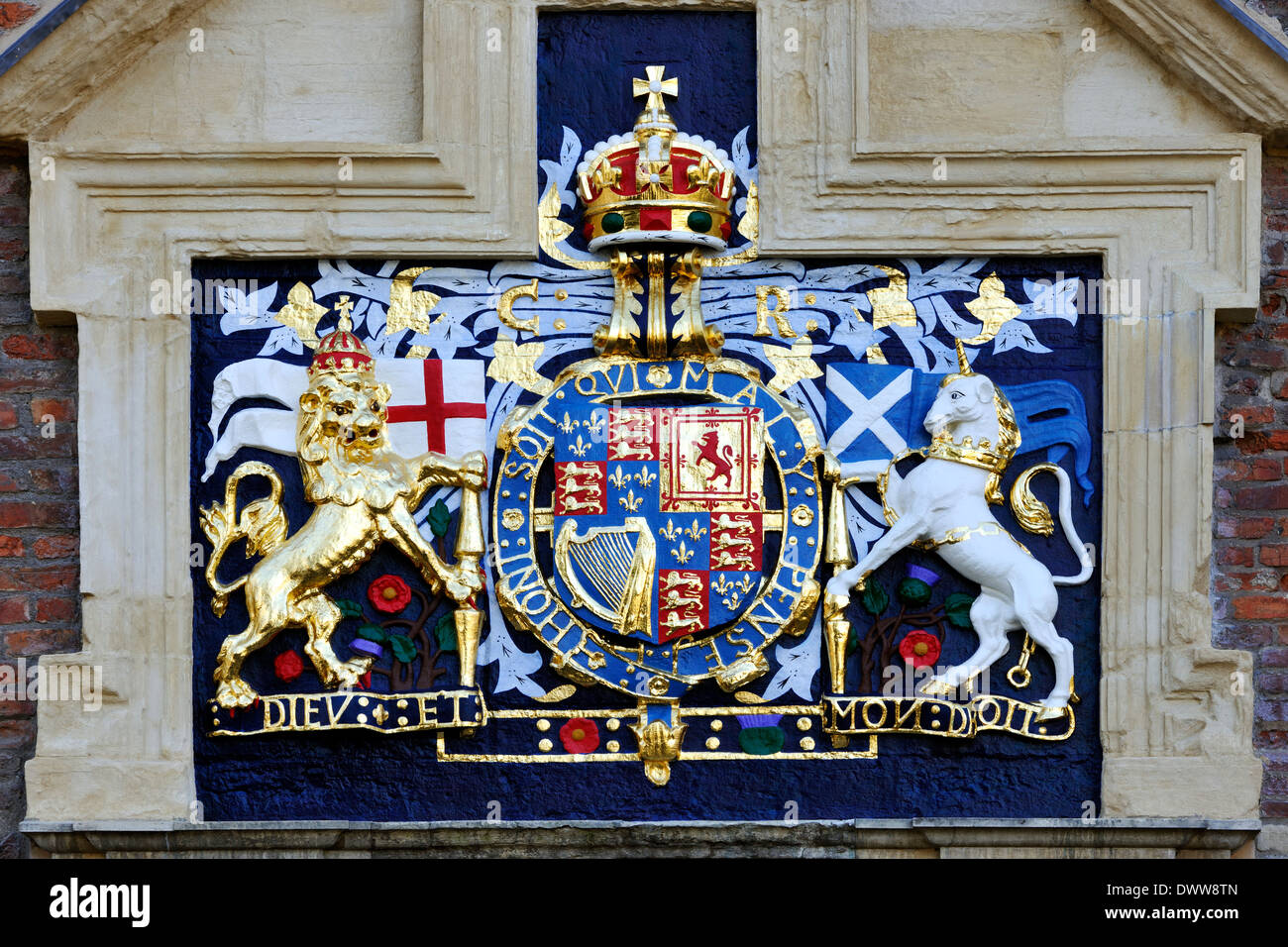 L'imponente lo stemma di Carlo I di cui sopra l'ingresso al King's Manor, città di York, nello Yorkshire, Inghilterra Foto Stock