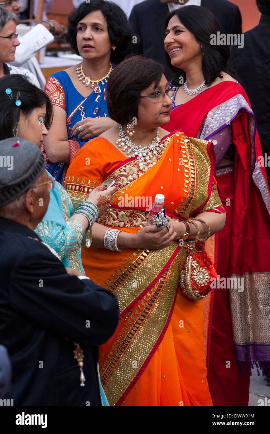 Jaipur, Rajasthan, India. Le donne indiane in sari ad un ricevimento di nozze. Foto Stock