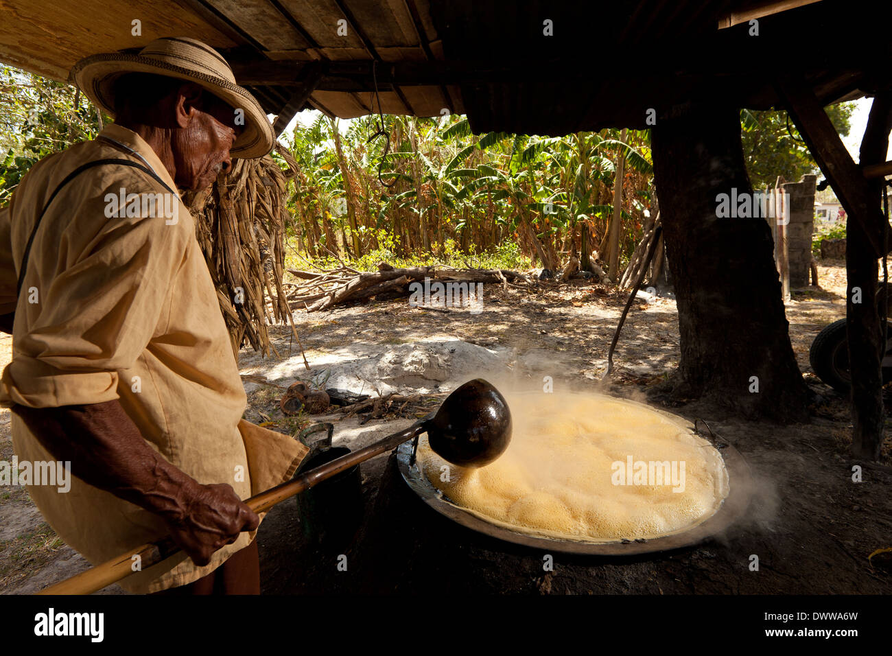 Moises Ibarra boils spremuta di canna da zucchero per fare il raspadura, una torta di zucchero, nella provincia di Cocle, Repubblica di Panama, America Centrale. Foto Stock