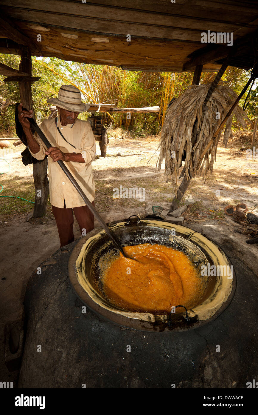 Moises Ibarra boils spremuta di canna da zucchero per fare il raspadura, una torta di zucchero, nella provincia di Cocle, Repubblica di Panama, America Centrale. Foto Stock