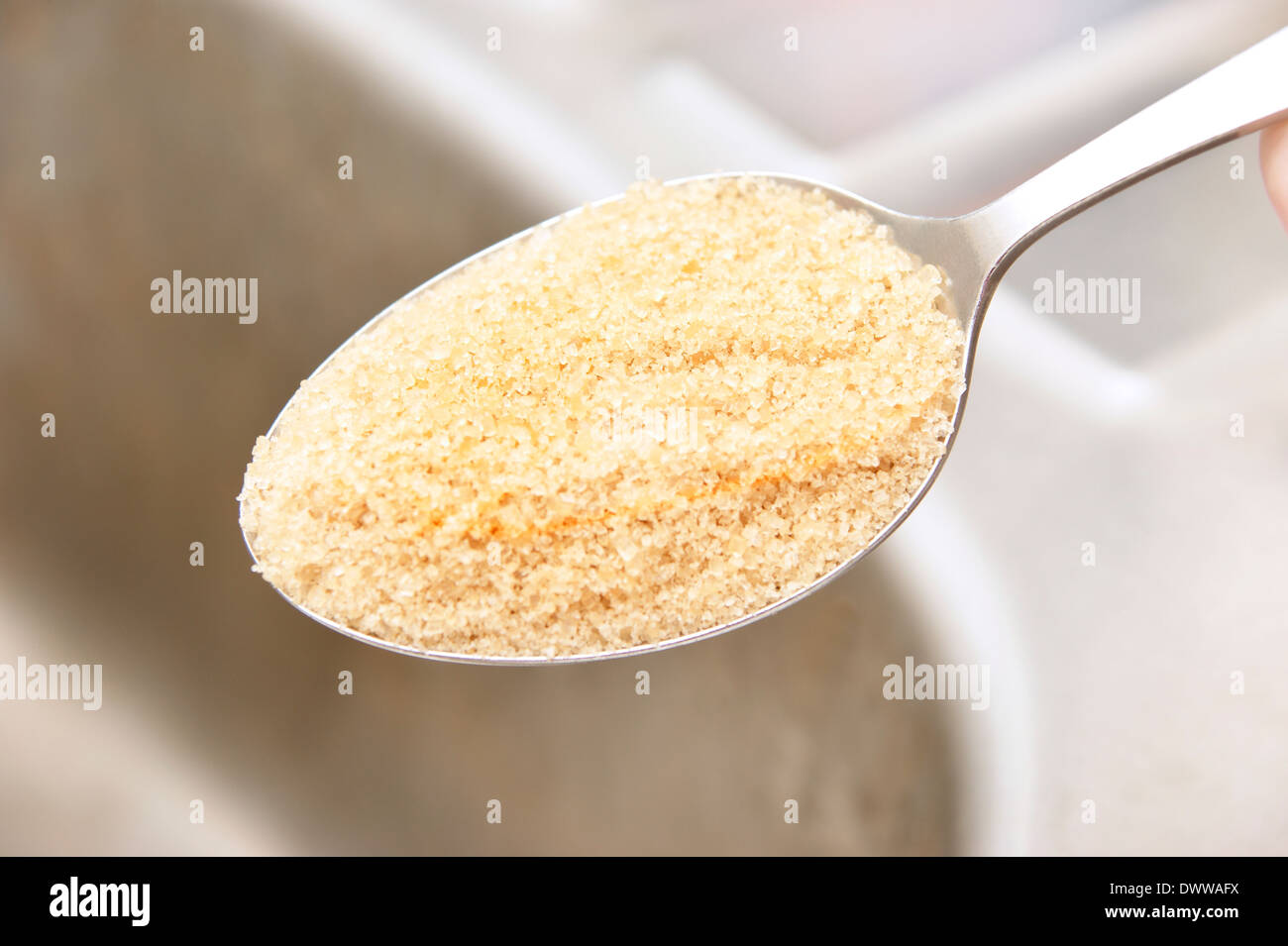 Cucchiaio colmo di naturale grezzo di canna di zucchero di canna grezzo Demerara - vedere la descrizione per informazioni relative allo zucchero Foto Stock