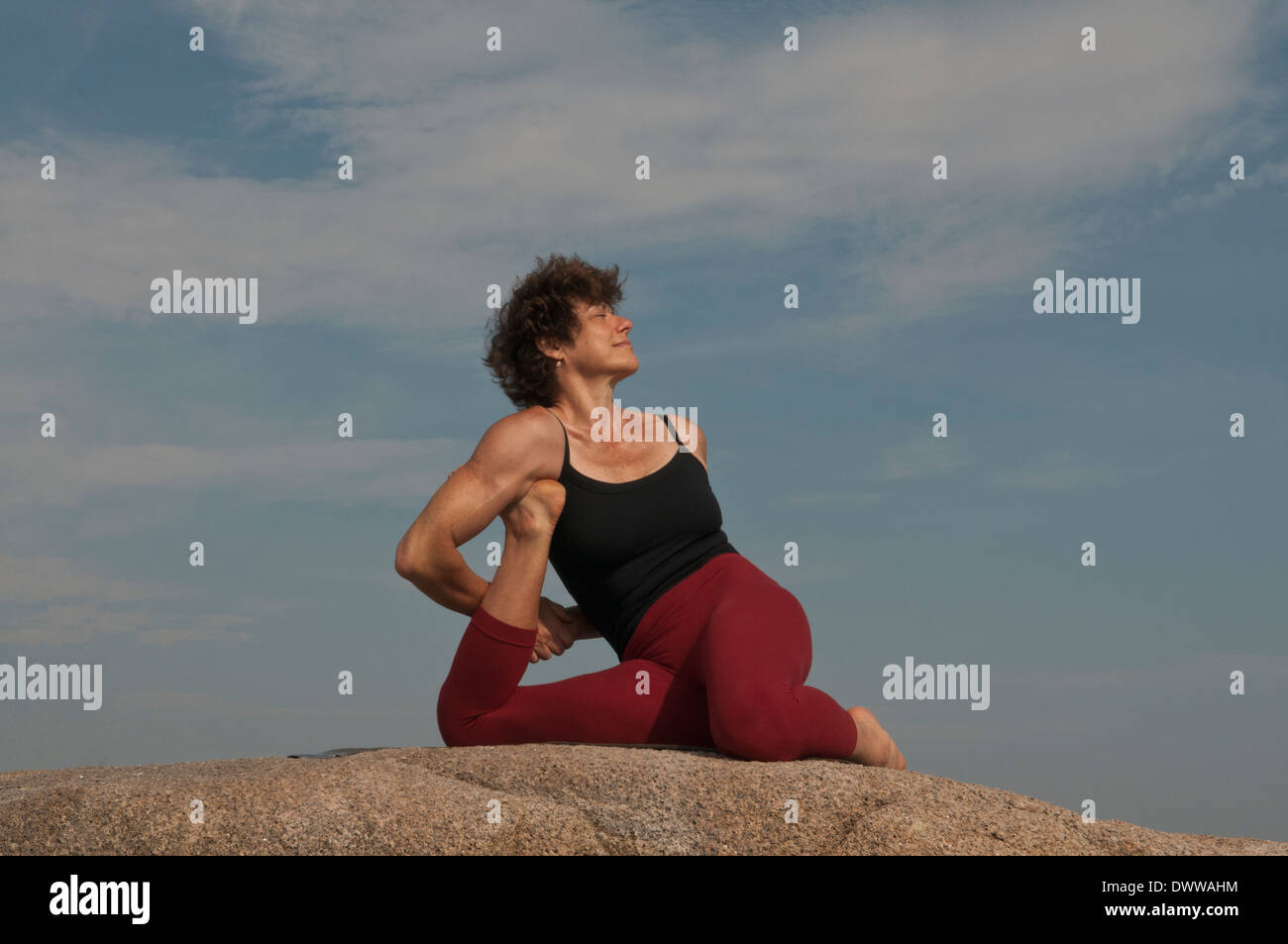 Iyengar Yoga istruttore dimostra Dandasana Yoga (seduta). Foto Stock