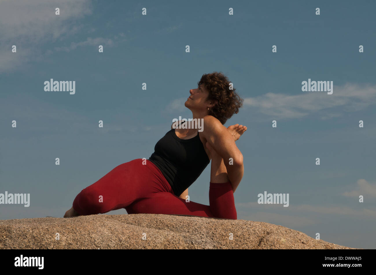 Iyengar Yoga istruttore dimostra Dandasana Yoga (seduta). Foto Stock