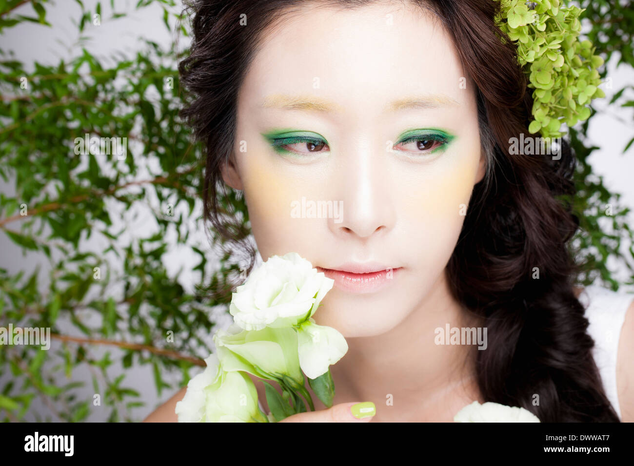 Una donna con occhio verde compongono Foto Stock