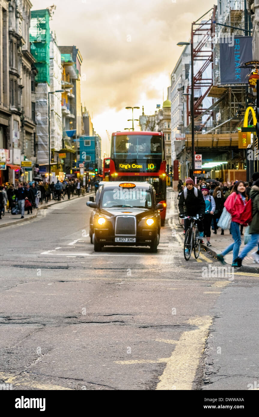 Tottenham Court Road e da Oxford Street Junction con il traffico diretto verso New Oxford Street. Foto Stock