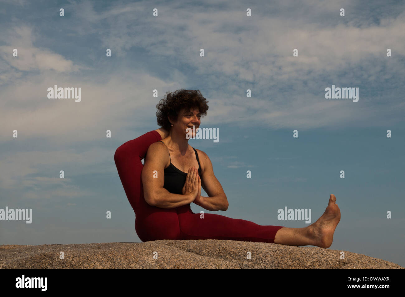 Iyengar ® istruttore yoga dimostra Eka Pada Janu Sirasana (Avanzamento Advanced). Foto Stock