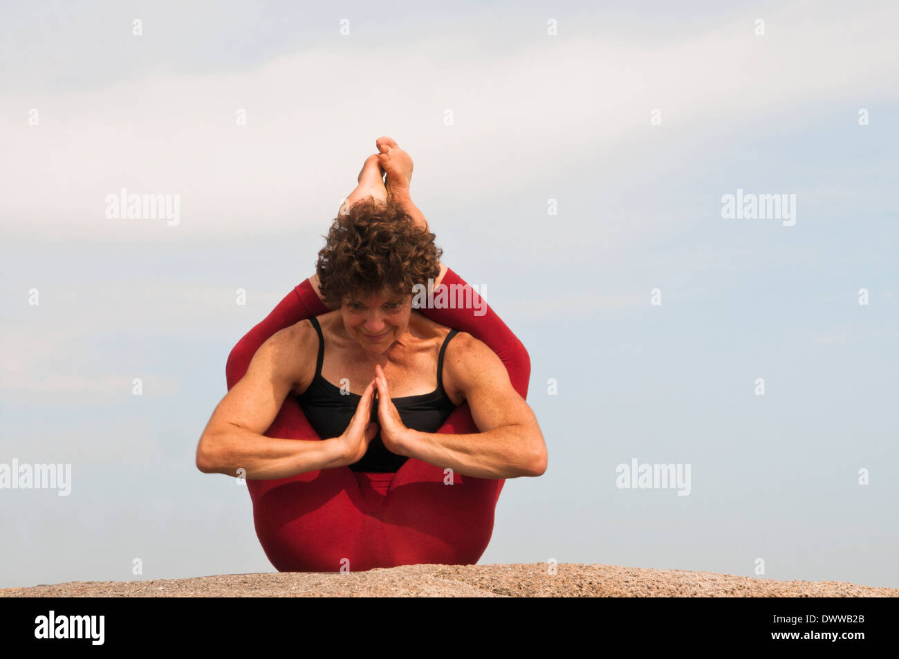 Iyengar Yoga istruttore dimostra Dvi Pada Sirsasana Titibhasana (Bilanciamento). Foto Stock