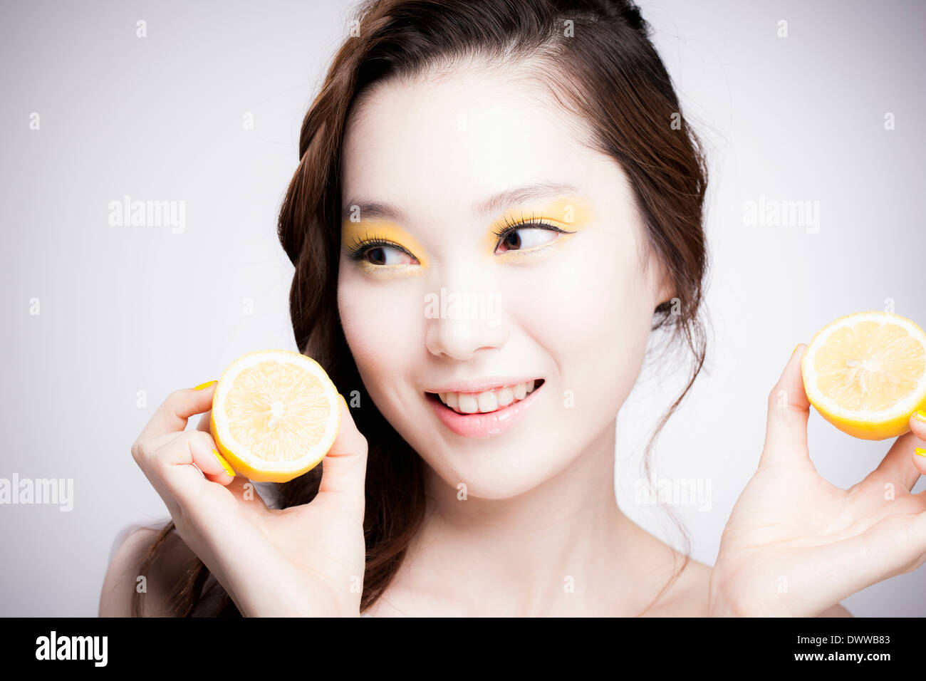 Una donna con giallo pesante make up Foto Stock