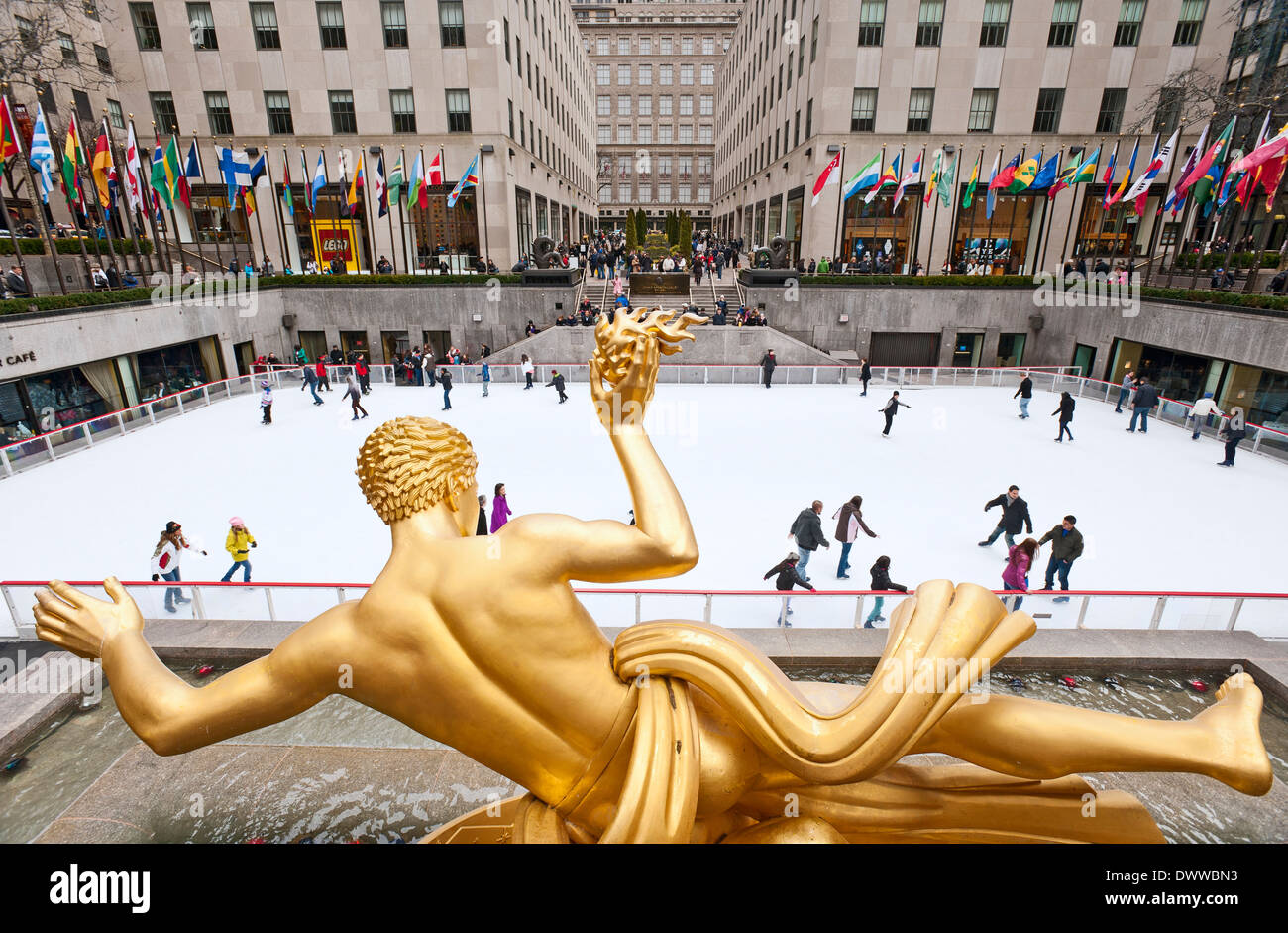 Prometeo statua Pista di Pattinaggio su ghiaccio il Centro Rockefeller Plaza Foto Stock