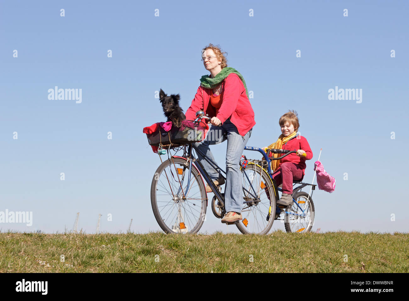 Madre e figlio su un tour in bicicletta Foto Stock