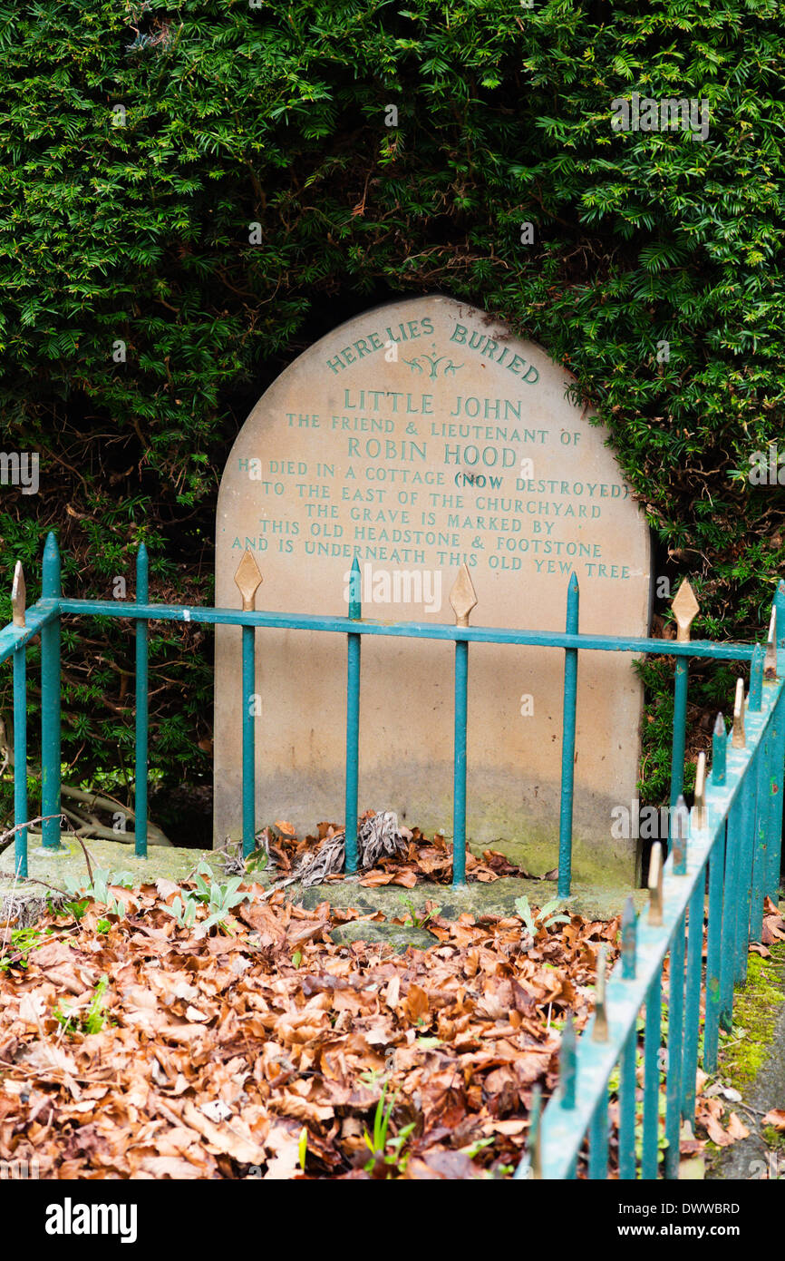 Il leggendario fuorilegge piccolo Giovanni la sua tomba nella chiesa di San Michele cantiere, Hathersage,Peak District, Derbyshire Foto Stock