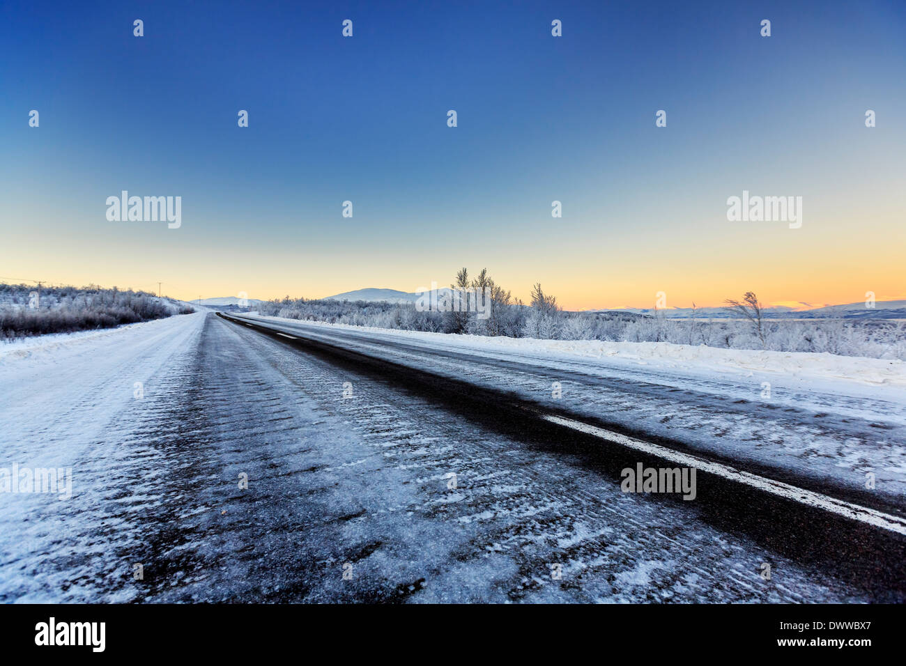 Strada con paesaggio congelato, temperature fredde estreme della Lapponia, Svezia Foto Stock