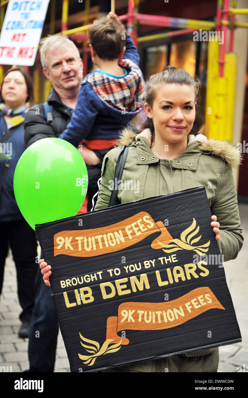 Uno studente dimostra protester contro le tasse presso il modo migliore demo, Lib Conferenza Dem, York 8 Marzo 2014 Foto Stock