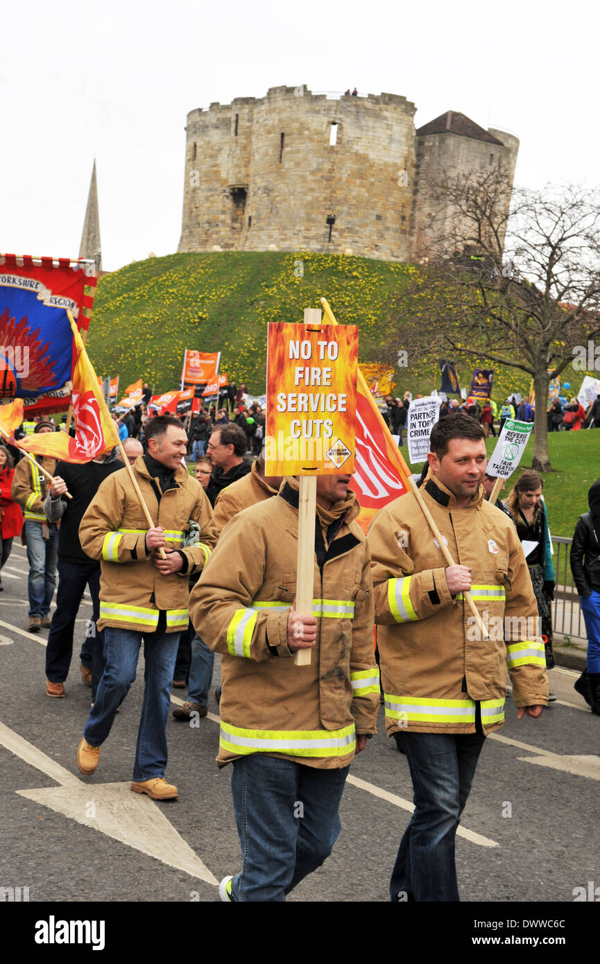 Fire uomini protestare contro austerità dei tagli al di fuori di York 8 Marzo 2014 Foto Stock