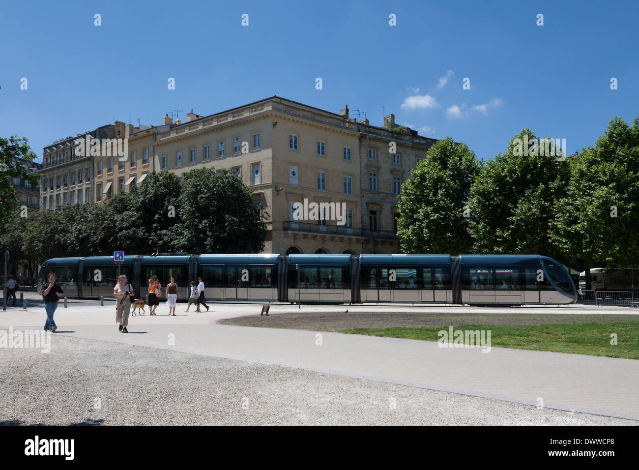 Tramvia a Bordeaux in Francia con gente che cammina nella Place des Quinconces vicino al monumento aux Girondins Foto Stock