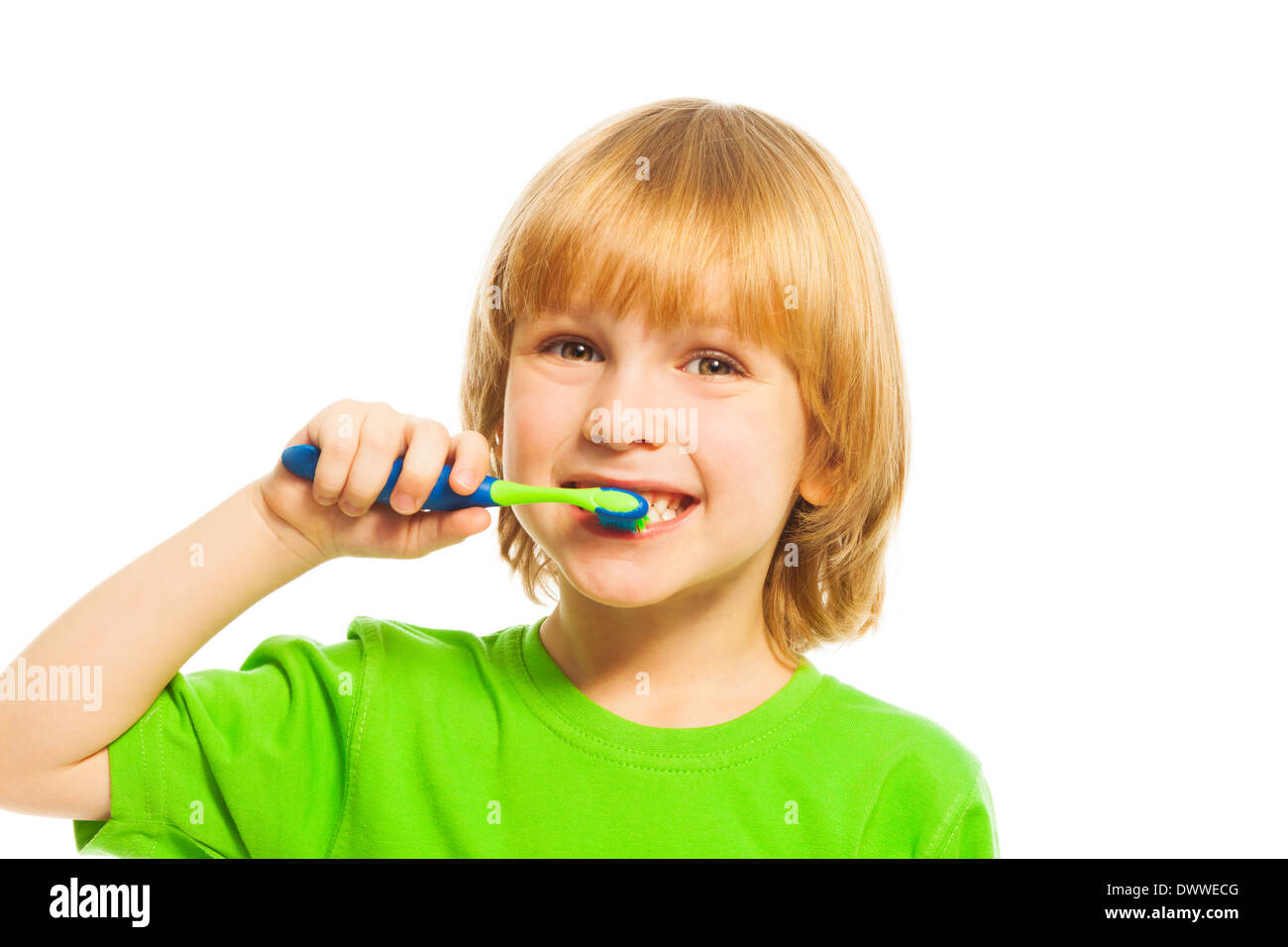 Felice bionda 4 anni ragazzo spazzolare i denti con dentifricio Foto Stock