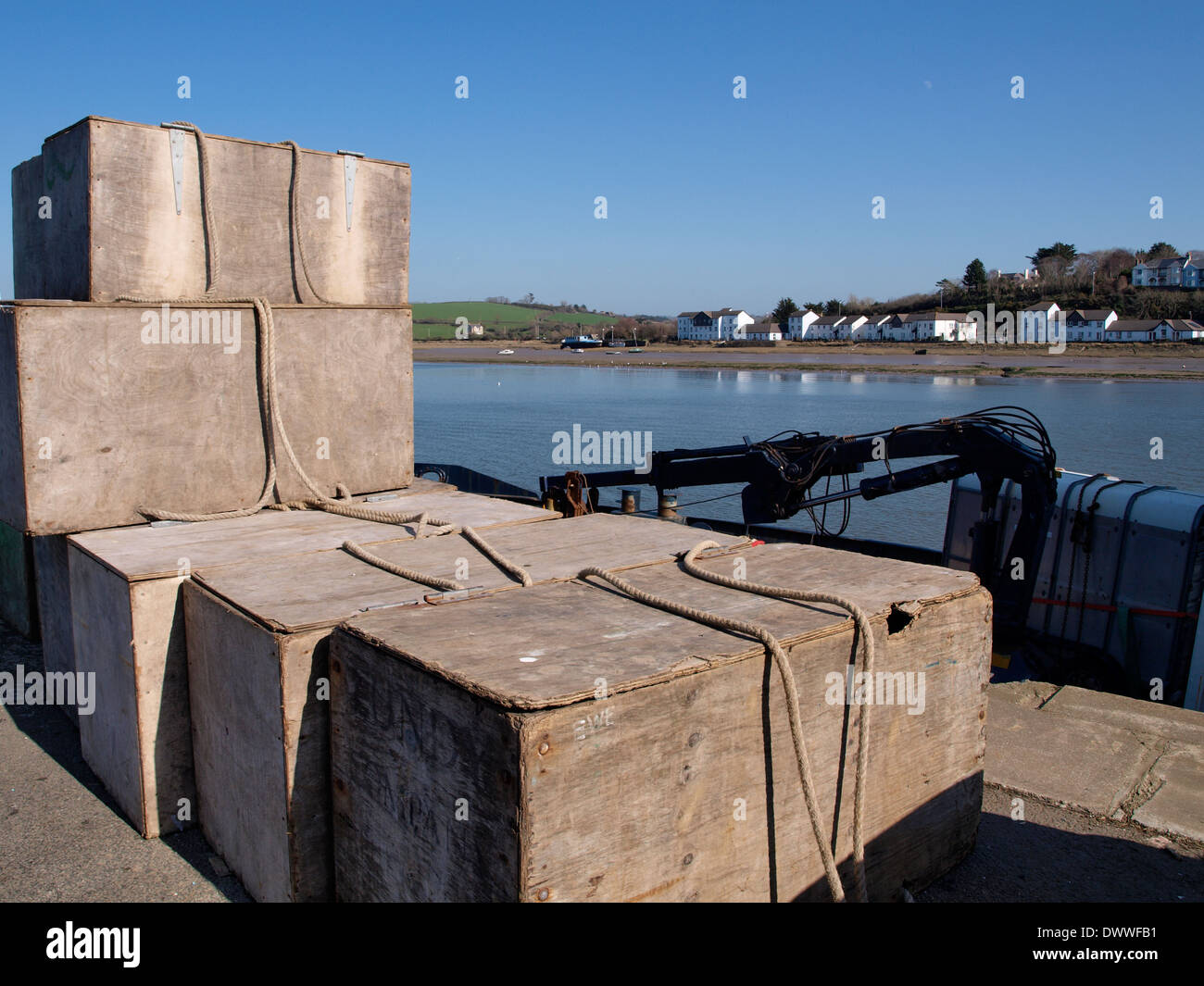 Le scatole di spedizione per Lundy Island pronta per essere caricata, Bideford Quay, Devon, Regno Unito Foto Stock