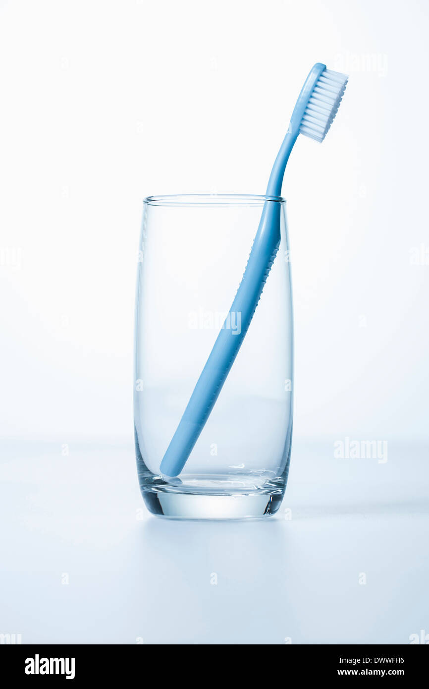 Bicchieri di plastica con gli spazzolini da denti con manes di bambini  negli asili Foto stock - Alamy