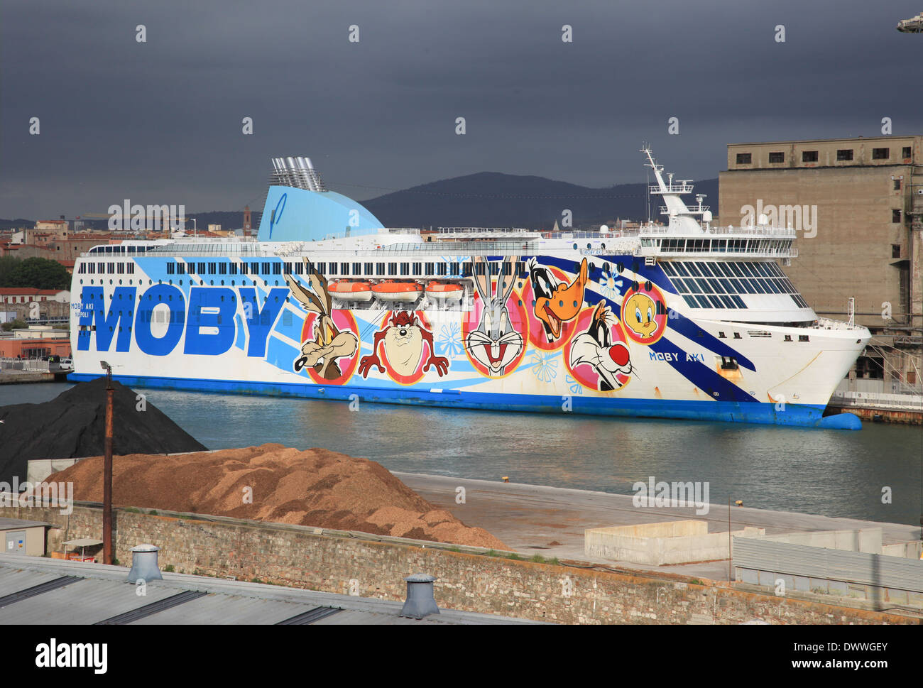 Looney Tunes dipinta su Italiano auto roll on-roll off carrello e passeggero mv traghetto Moby Aki nel porto di Civitavecchia Italia Foto Stock