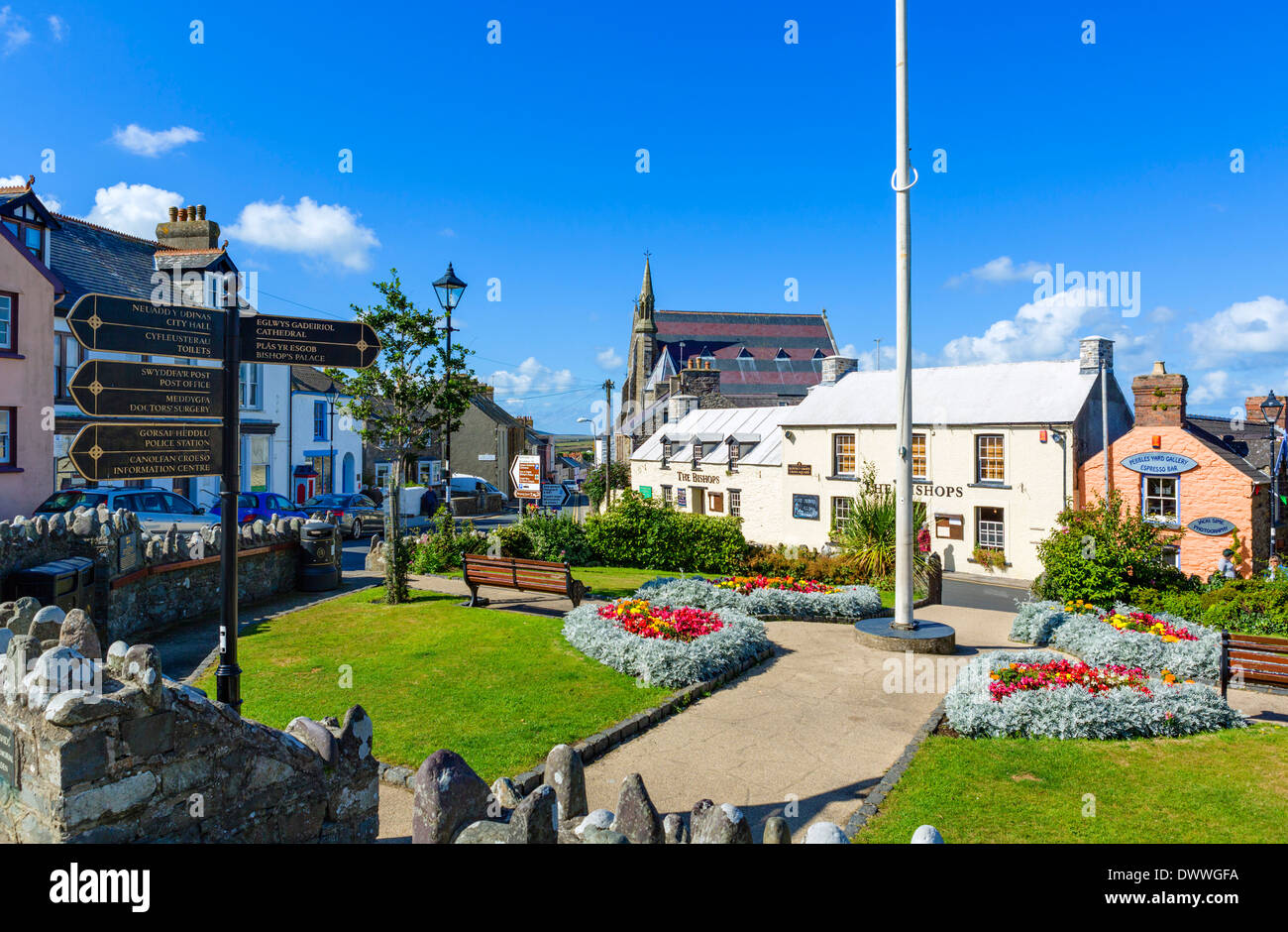 Attraversare piazza nel centro della città cattedrale di St David's, Pembrokeshire, Wales, Regno Unito Foto Stock