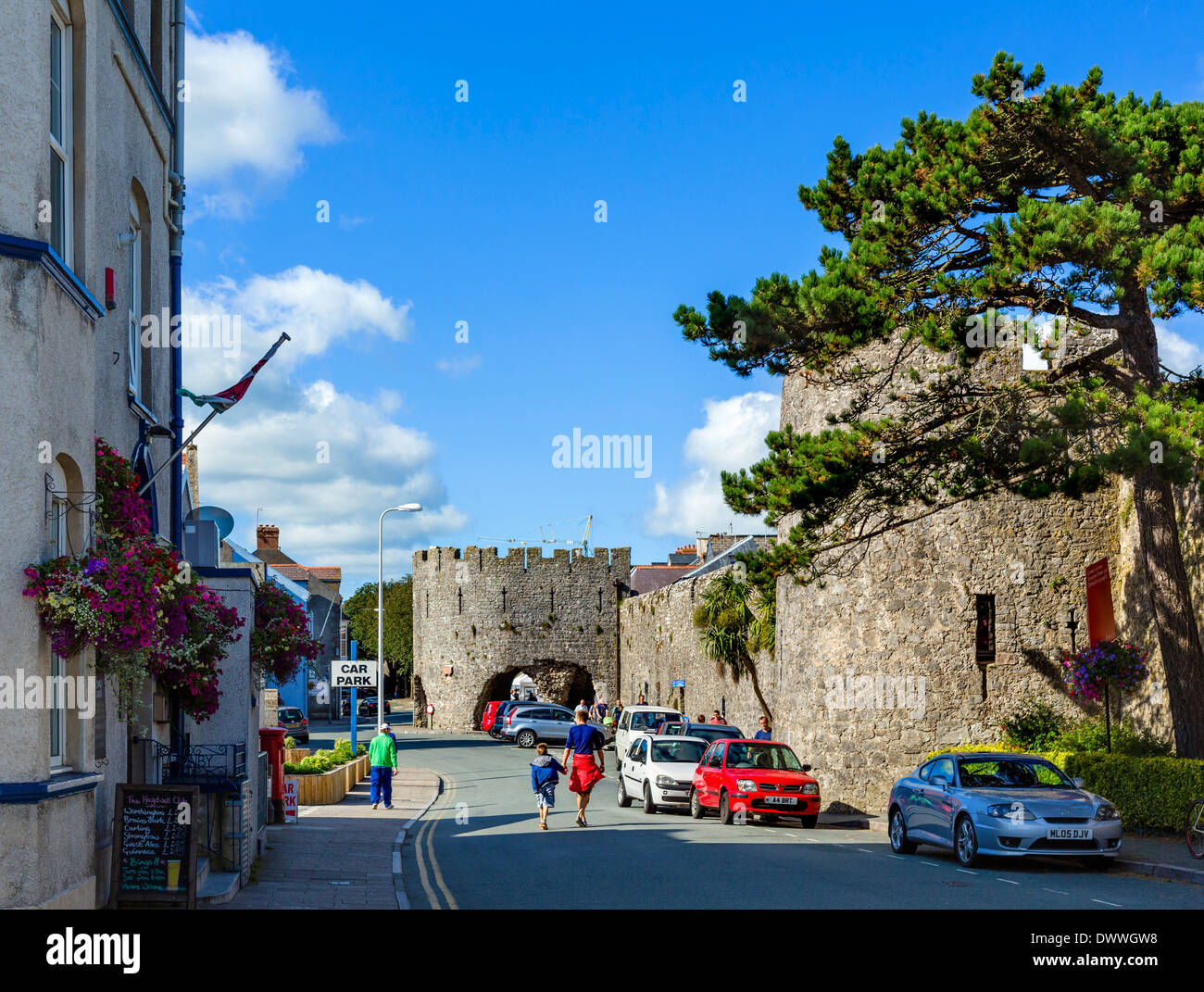 Le mura della città vecchia di St Firenze Parade, Tenby, Pembrokeshire, Wales, Regno Unito Foto Stock