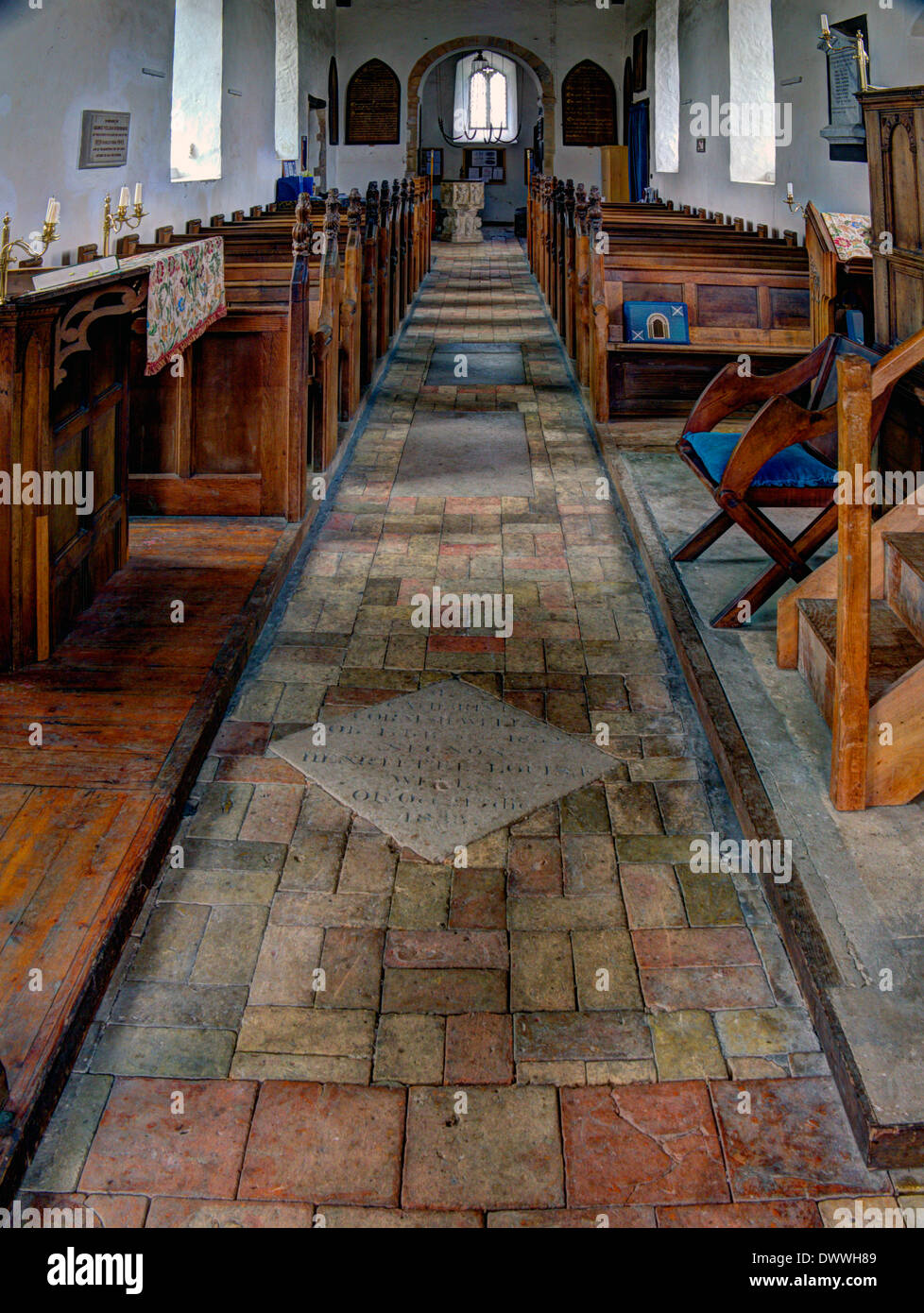 L'undicesimo secolo la selce chiesa parrocchiale di Saint Andrew in Wissett, Suffolk, Inghilterra. Foto Stock