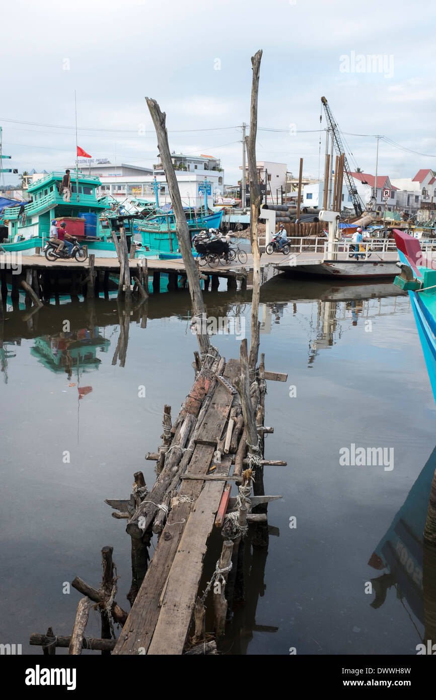 Molto piccola imbarcazione in legno pontile o molo Duong Dong Phu Quoc Island in Vietnam Foto Stock