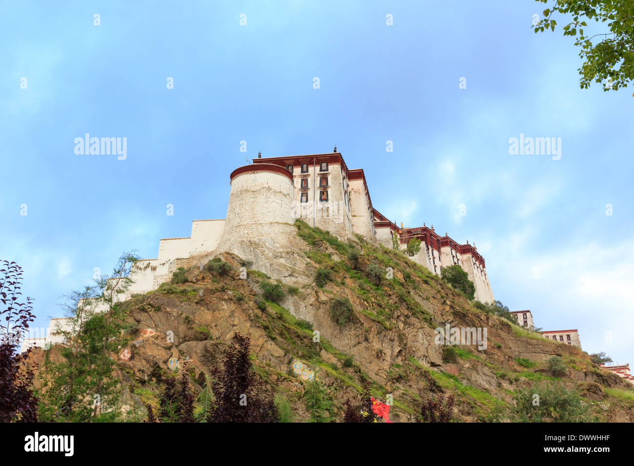 Sul lato est del palazzo del Potala e la ex residenza del Dalai Lama a Lhasa, in Tibet Foto Stock