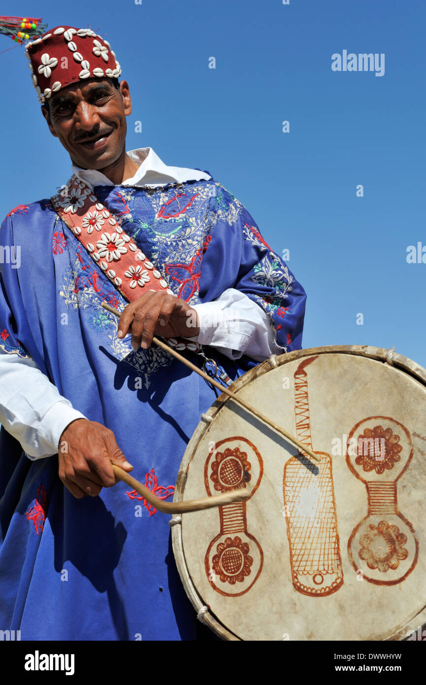 Musicista, il batterista in luogo piazza Jema El Fna a Marrakech, Marocco Foto Stock