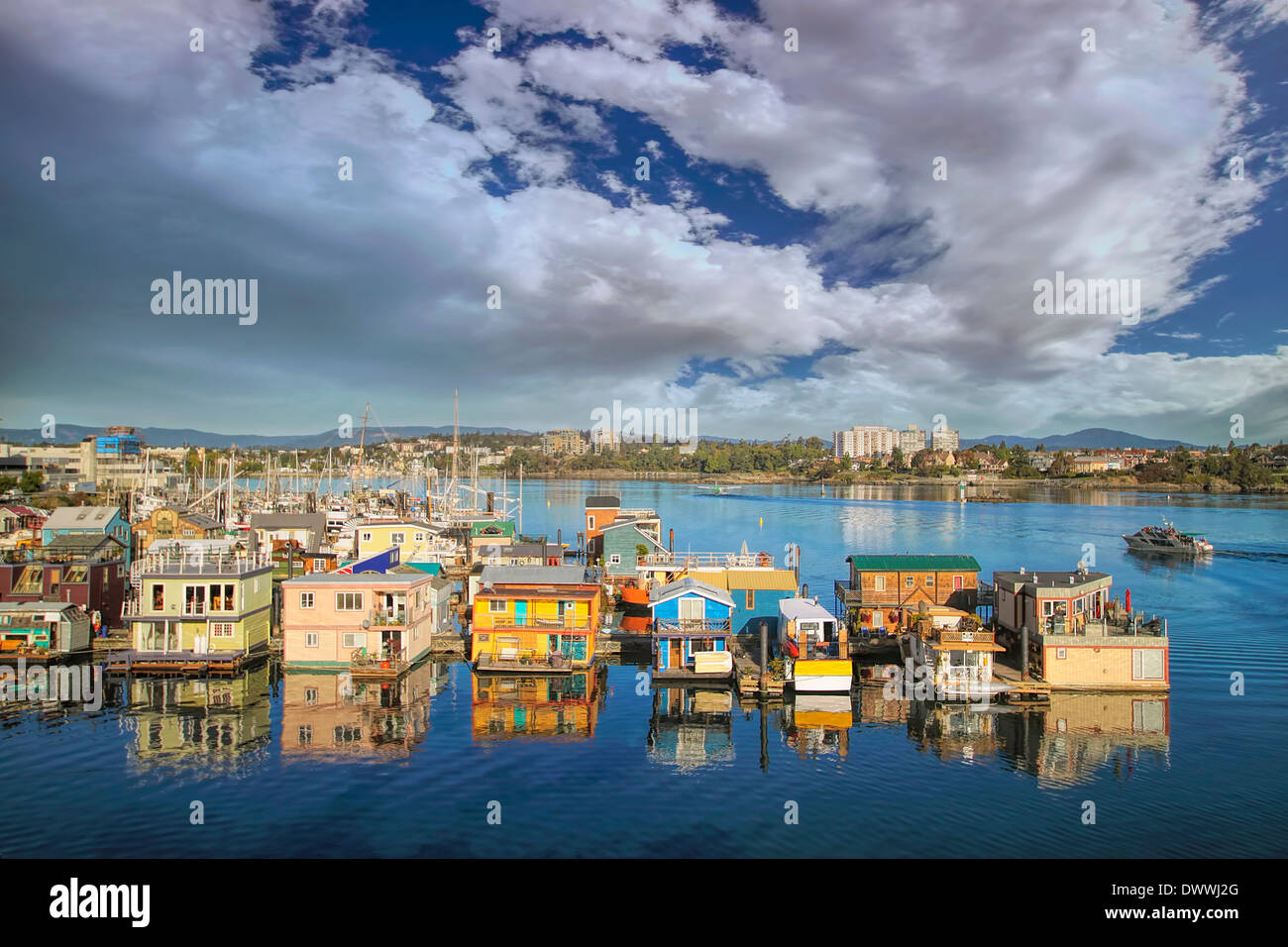 Victoria BC British Columbia Canada Fishermans Wharf con le nuvole blu cielo Foto Stock