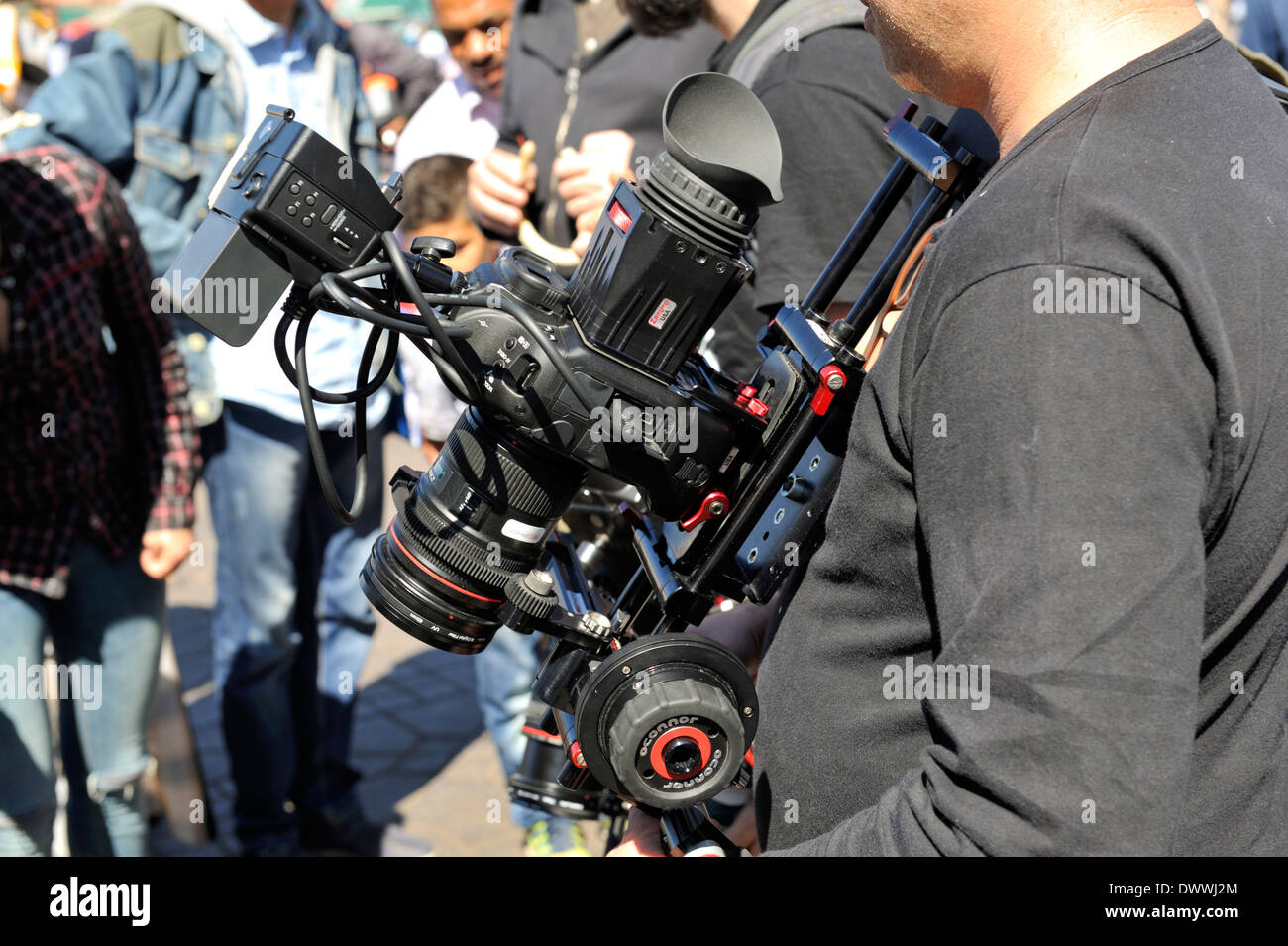 Red telecamera cinematografica digitale con lo spallamento attrezzatura essendo utilizzato in luogo piazza Jema El Fna a Marrakech, Marocco, Africa del Nord Foto Stock