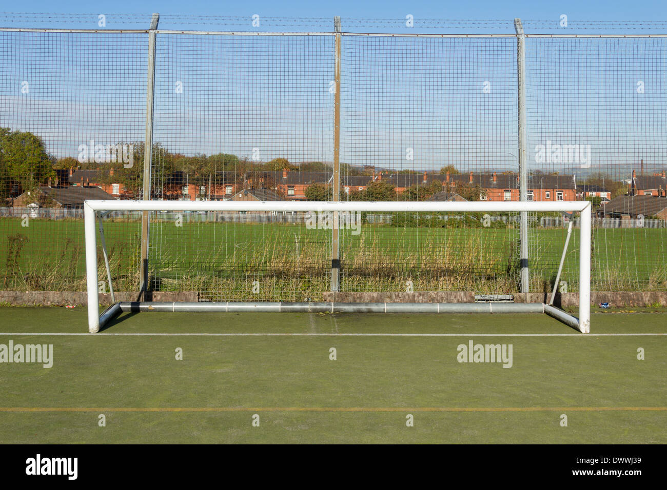 Calcetto pali sull'artificiale campo sportivo ad Harper verde campi da gioco, Farnworth, Bolon, Lancashire. Foto Stock