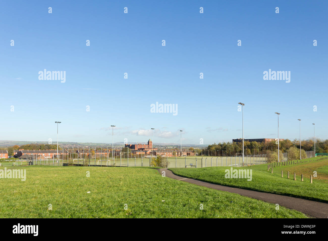 L'erba artificiale "all-weather' campo sportivo ad Harper verde campi da gioco, Farnworth, Bolon, Lancashire. Foto Stock