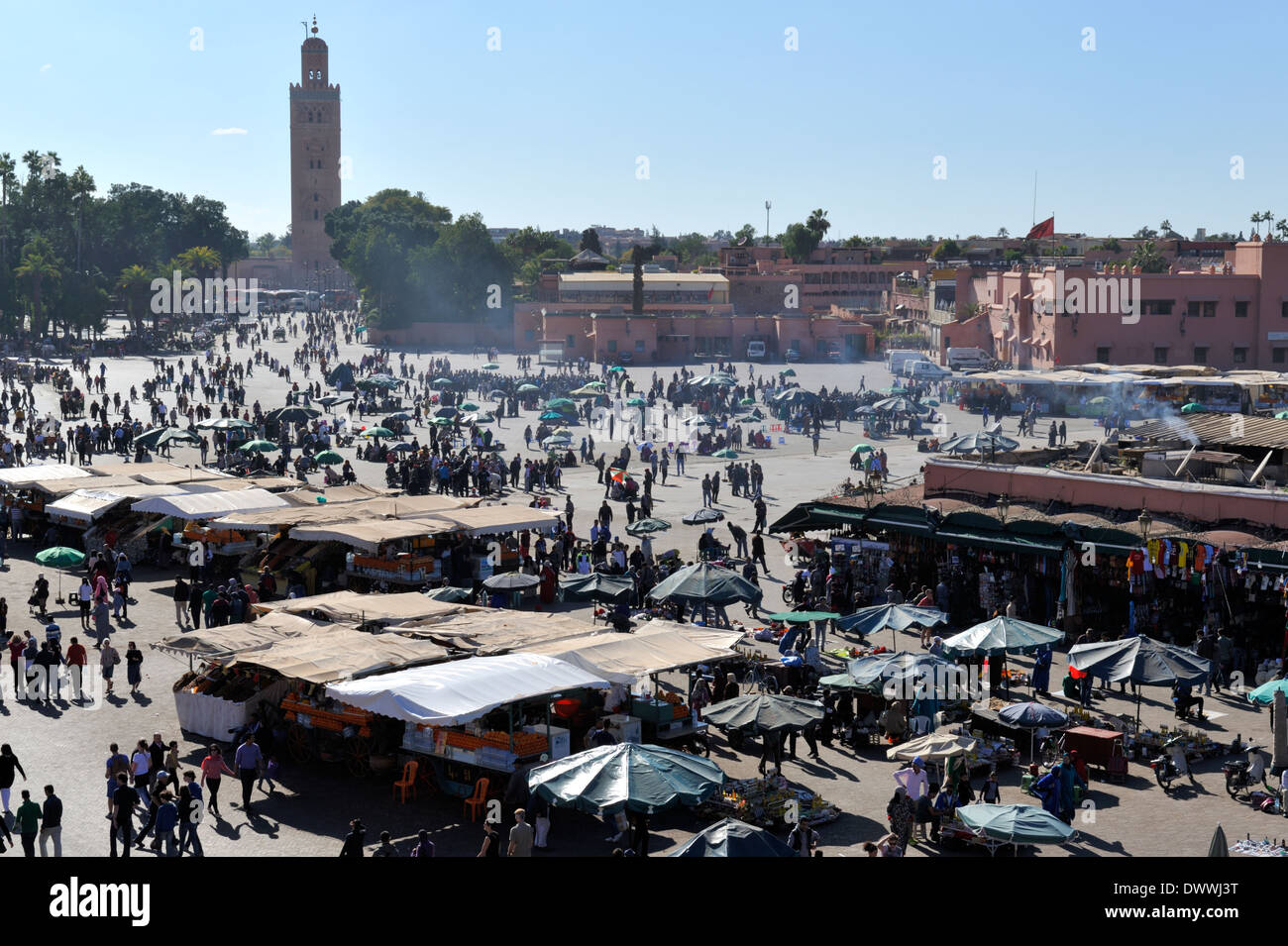 Panoramica di bancarelle del mercato in luogo piazza Jema El Fna a Marrakech, Marocco Foto Stock