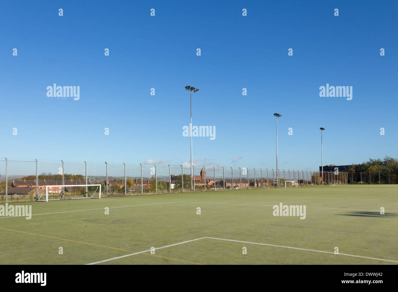 L'erba artificiale "all-weather' campo sportivo ad Harper verde campi da gioco, Farnworth, Bolon, Lancashire. Foto Stock