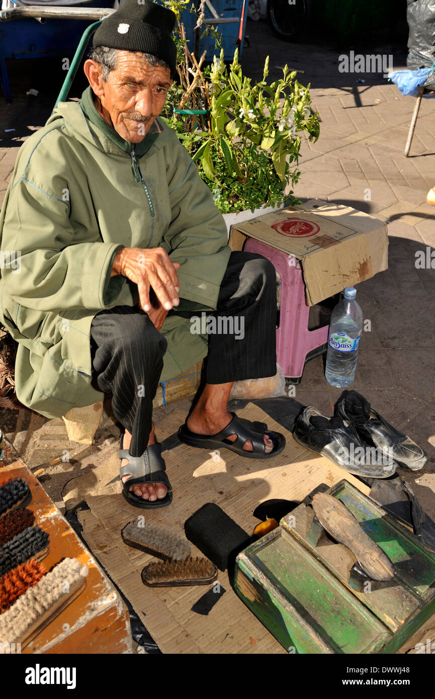 Lustrascarpe uomo nel luogo piazza Jema El Fna a Marrakech, Marocco, Africa del Nord Foto Stock