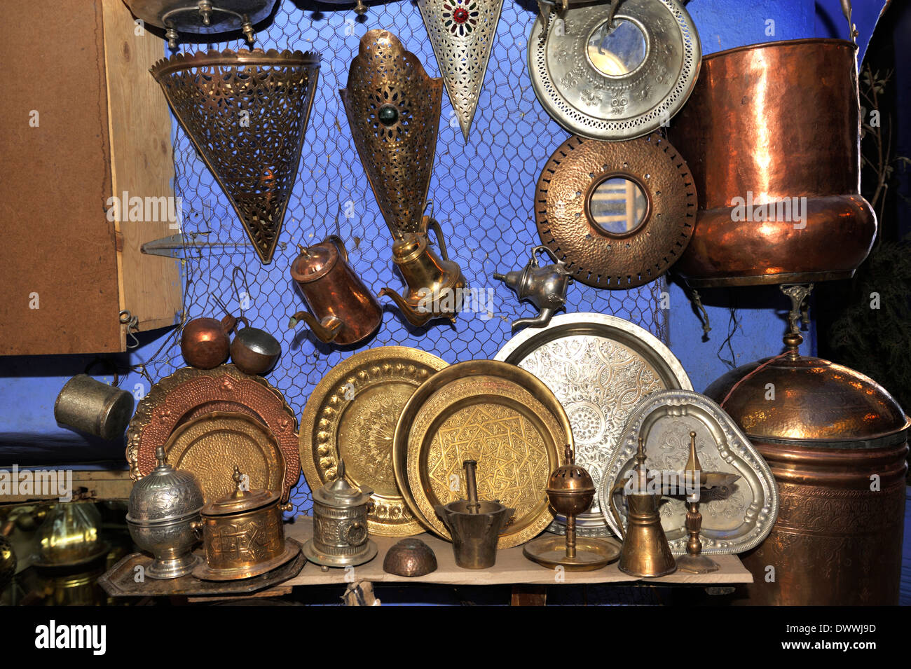 Metal Work, vassoi, lampade e vasi accanto al workshop nel souk di Marrakech, Marocco, Africa del Nord Foto Stock