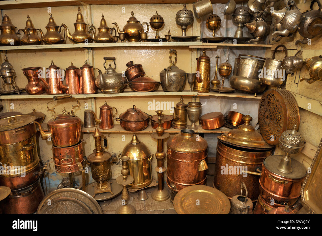 Lavoro di metallo, teiere, lampade, pentole, vassoi accanto al workshop nel souk di Marrakech, Marocco, Africa del Nord Foto Stock