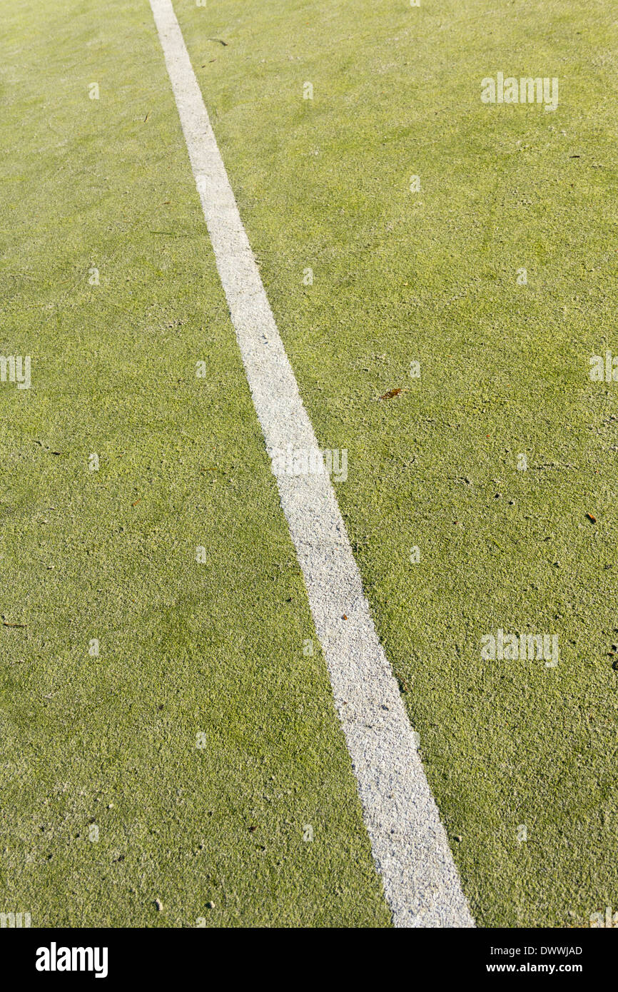 Perimetro o la linea di traguardo marcatura su artificialmente un campo sportivo. Foto Stock