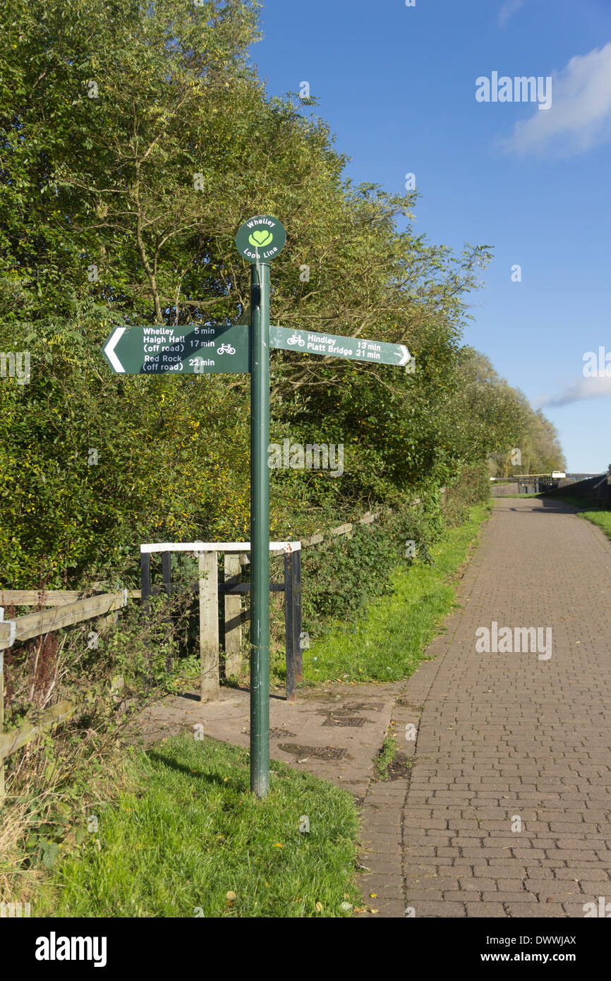 Parte dell'Whelley linea Loop cycleway, Wigan, che segue una in disuso la linea ferroviaria e la strada alzaia del canale Leeds-Liverpool. Foto Stock