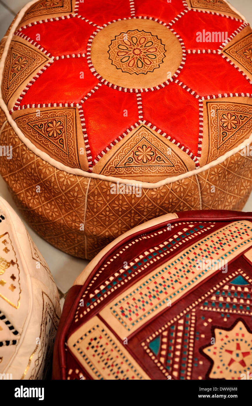 Cuoio cuscinipoufs in vendita in stallo del souk di Marrakech, Marocco, Africa del Nord Foto Stock