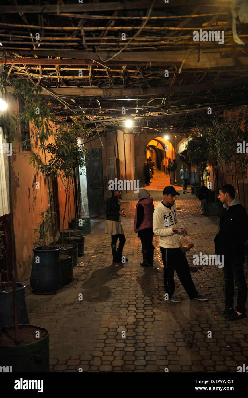 Strada laterale al di fuori di uno del luogo piazza Jema el Fna Souk di notte a Marrakech, Marocco Foto Stock