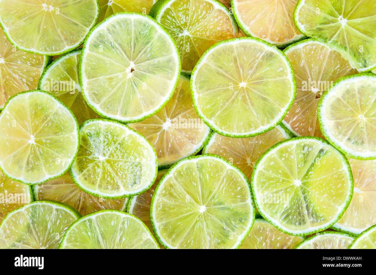 Sfondo costituito di fresche e mature fettine di lime Foto Stock