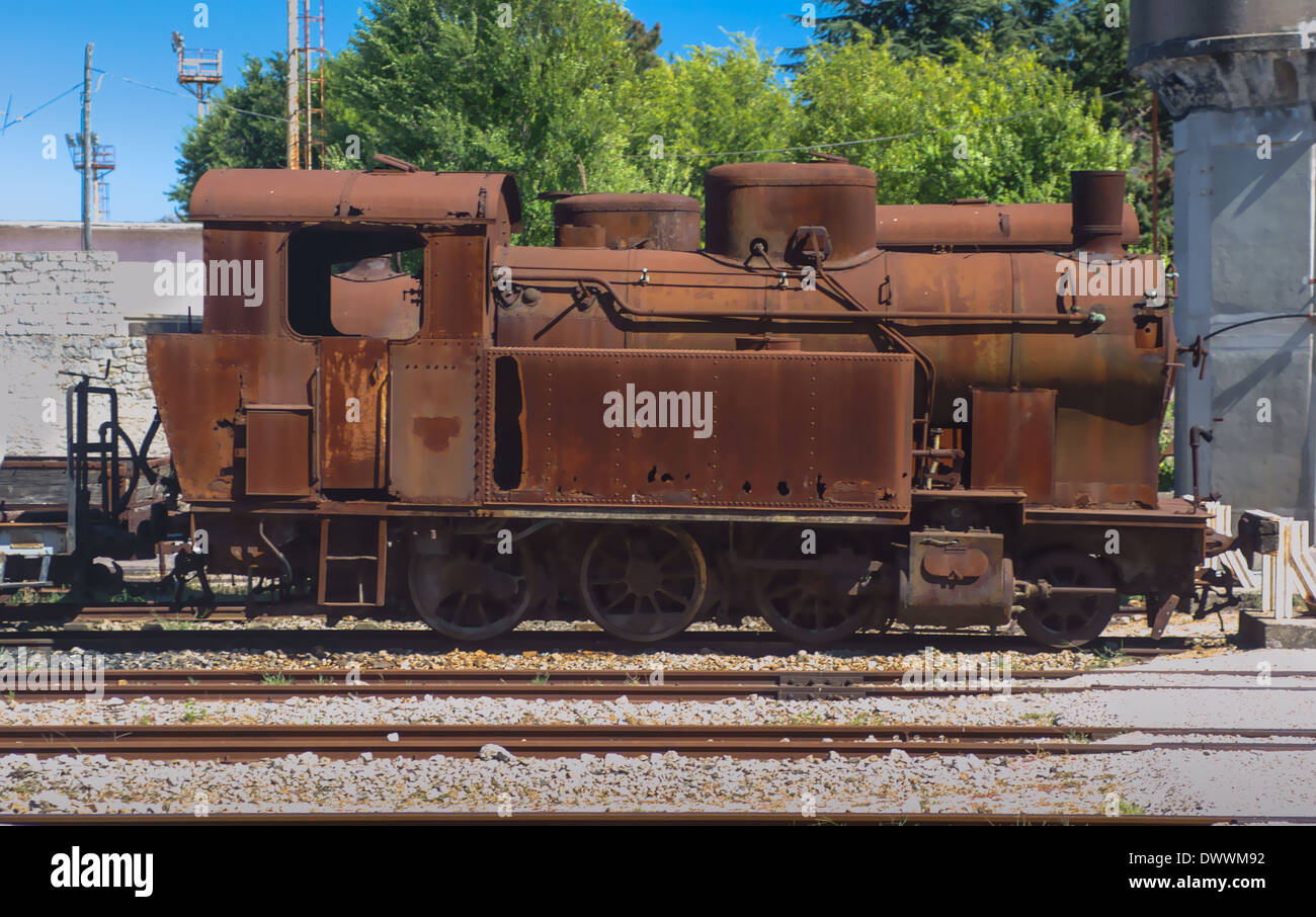 Rusty treno a vapore il motore. Italia Foto Stock